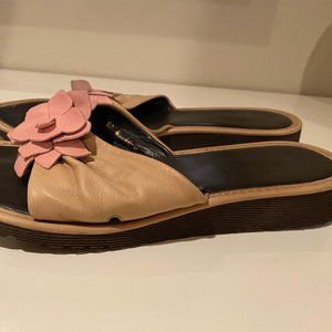 Donald Pliner beige leather sandals with pink flower, size 10M